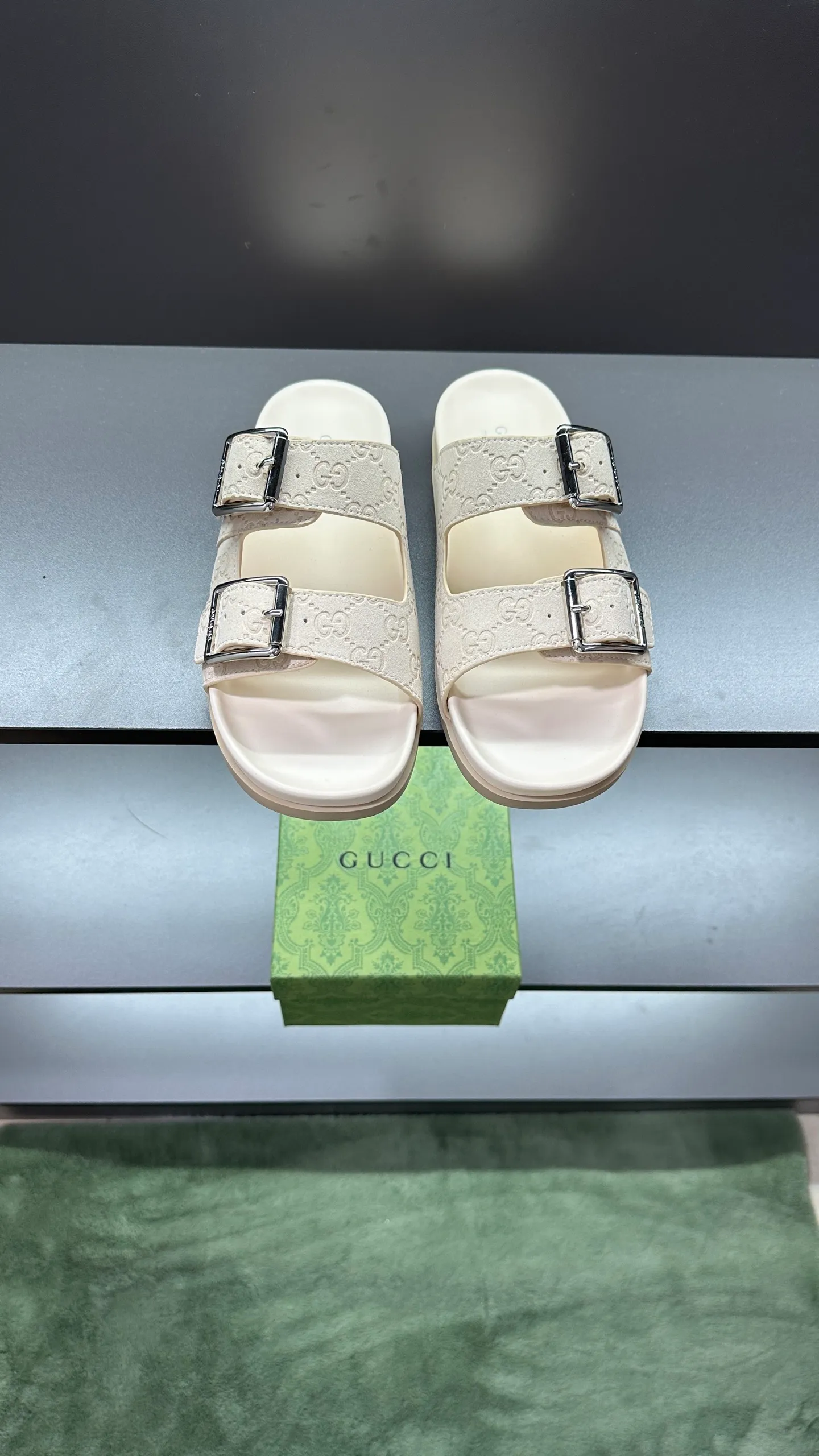 [G Home New Style] P: 320💰Men's size 39~45, (46. Customized) This slipper is made of GG polyester fiber and is decorated with a Gucci label on the front, which adds a striking logo feel to the style. "Gucci Made in Italy" stamped label Rubber sole Flat Made in Italy